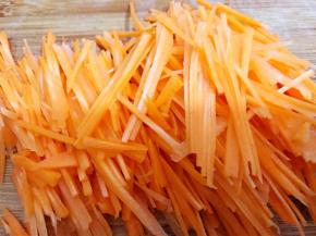 胡萝卜去皮切丝