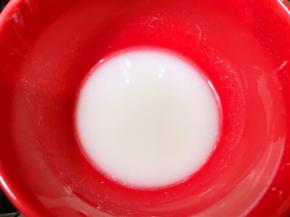 一勺面粉和一勺水调成面粉水，用来给春卷封口