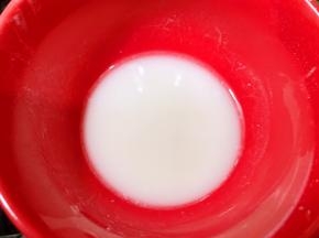 一勺面粉和一勺水调成面粉水，用来给春卷封口