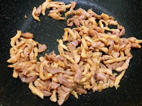 翻炒至断生后盛出