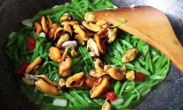 这个时候加入提前煮熟扒出来的海虹肉