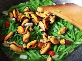 这个时候加入提前煮熟扒出来的海虹肉