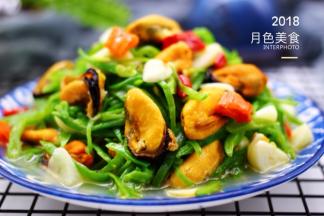 把炒好的芸豆丝爆炒海虹肉盛到盘子里