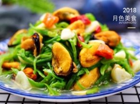 把炒好的芸豆丝爆炒海虹肉盛到盘子里