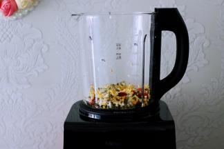 把玉米碴子，绿豆、花生和糙米洗净后，倒入破壁机里；