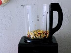 把玉米碴子，绿豆、花生和糙米洗净后，倒入破壁机里；