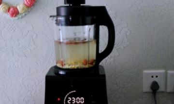 盖上破壁机的盖子，插上电源，打开五谷杂粮键即可，你该干嘛干嘛去；