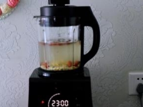 盖上破壁机的盖子，插上电源，打开五谷杂粮键即可，你该干嘛干嘛去；