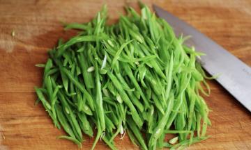 芸豆摘洗干净后用刀切成细丝