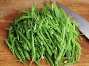 芸豆摘洗干净后用刀切成细丝