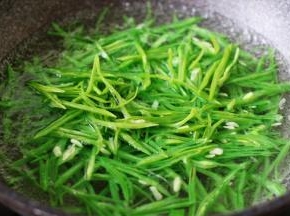 锅里倒入适量清水煮沸后、加入3克盐和几滴食用油、再把切好的芸豆丝焯水