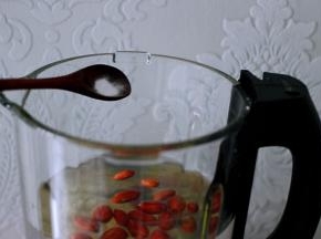 再加入食用碱；