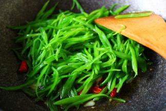 加入焯水的芸豆丝，大火继续翻炒片刻