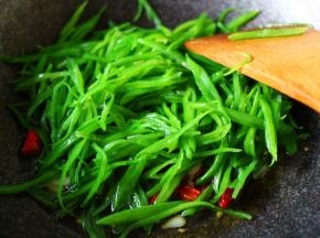 加入焯水的芸豆丝，大火继续翻炒片刻