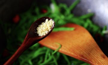 再加入鸡精调味