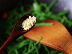 再加入鸡精调味