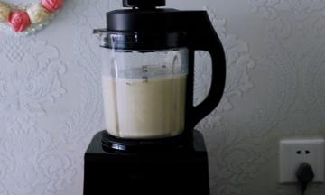 破壁机的时间到了，香糯揉滑的糊糊就做好了，拔下电源后，把打好的糊糊倒入碗里就可以了；

