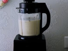 破壁机的时间到了，香糯揉滑的糊糊就做好了，拔下电源后，把打好的糊糊倒入碗里就可以了；


