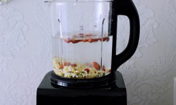 加入适量的清水，就是到破壁机的水位线即可；