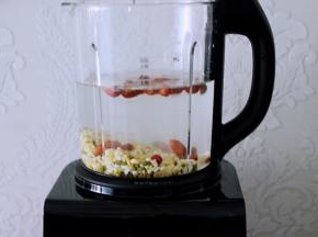 加入适量的清水，就是到破壁机的水位线即可；