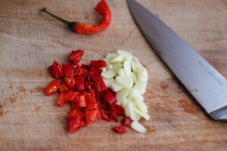红尖椒切丁，大蒜用刀切片