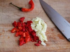 红尖椒切丁，大蒜用刀切片