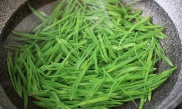 待芸豆丝变色断生后捞出后用清水冲洗一下后、用清水浸泡一会儿