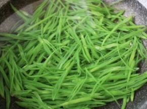 待芸豆丝变色断生后捞出后用清水冲洗一下后、用清水浸泡一会儿