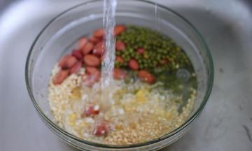 把所有的食材用清水冲洗干净，也可以提前把绿豆和玉米碴子浸泡一下哈，我是把玉米碴子提前泡发了4个小时，这样打出来的糊糊口感会更加细腻柔滑哟；

