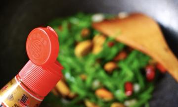 继续用大火翻炒1分钟左右后，淋上芝麻油