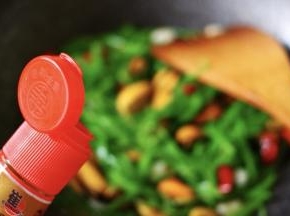 继续用大火翻炒1分钟左右后，淋上芝麻油