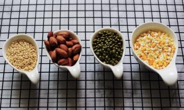 首先备齐所有的食材，玉米碴子，绿豆、糙米和花生，没有玉米碴子可以用玉米粒或是新鲜玉米都可以哈；