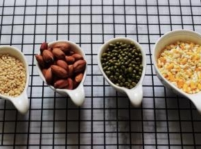 首先备齐所有的食材，玉米碴子，绿豆、糙米和花生，没有玉米碴子可以用玉米粒或是新鲜玉米都可以哈；