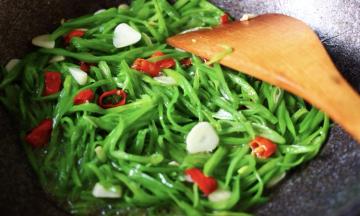 继续用大火翻炒片刻