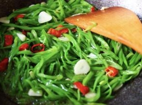 继续用大火翻炒片刻