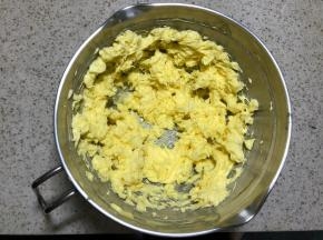软化的黄油提前搅打半分钟