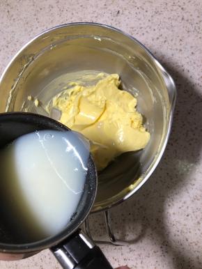 分次加入牛奶，打发均匀