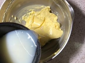 分次加入牛奶，打发均匀