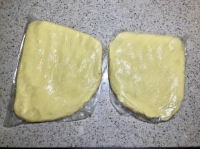 分成2分，冰箱冷冻一会儿，稍微变硬