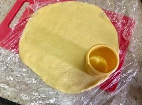 准备喜欢的饼干模具压出喜欢的图案