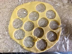 剩下的继续混合成团，冷冻，擀开