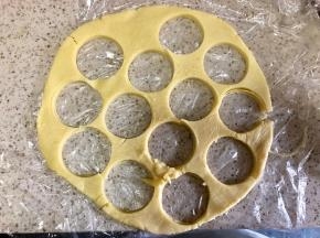 剩下的继续混合成团，冷冻，擀开