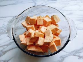 地瓜去皮，切丁。