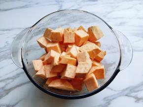 地瓜去皮，切丁。