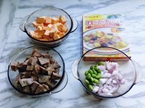 洋葱去皮切丁。