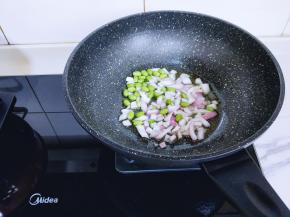 起油锅，加入切好的洋葱毛豆煸炒。