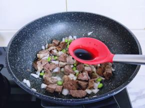 加入生抽，翻炒均匀。