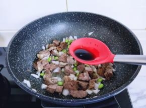 加入生抽，翻炒均匀。