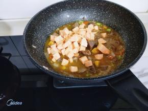 加入摸过牛肉的水，再加入地瓜丁。