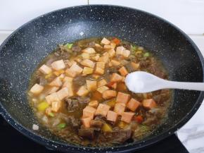 加入盐大火烧开，转小火10分钟。